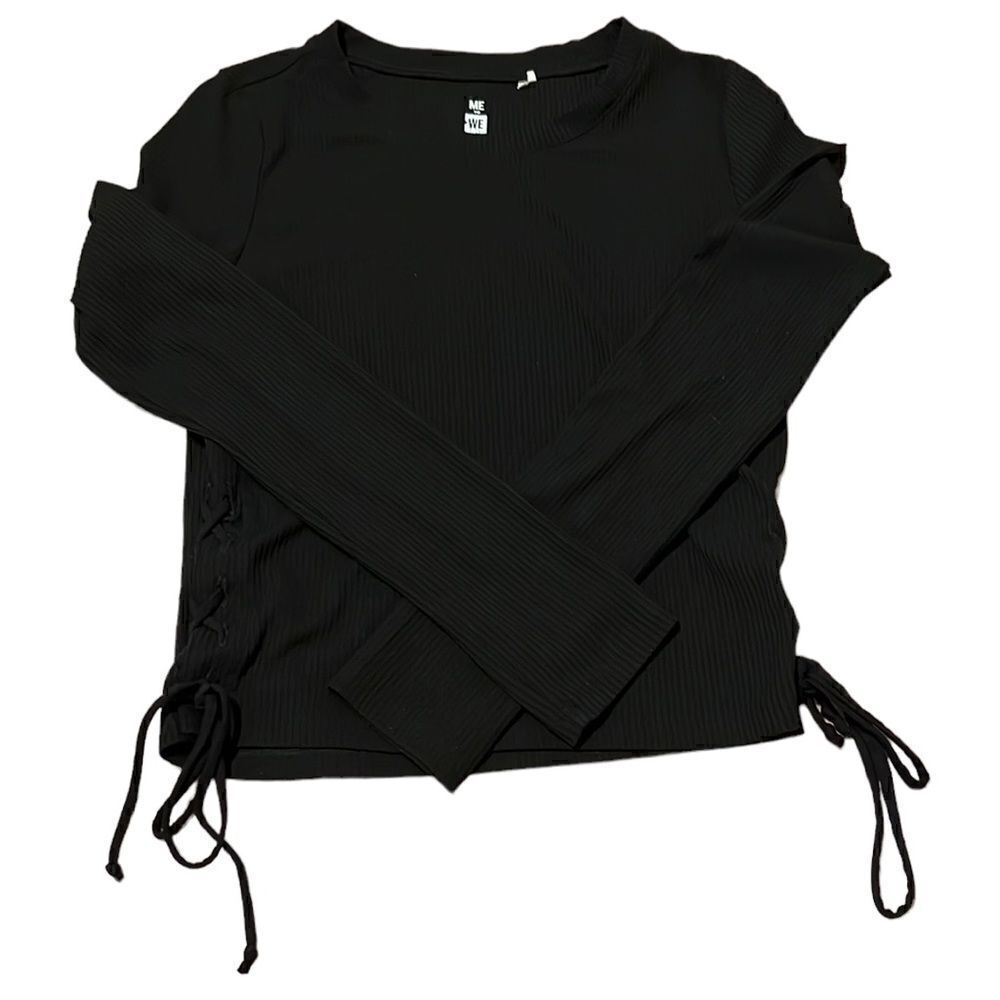 Me to We black LS crop lace up sides knit top GUC